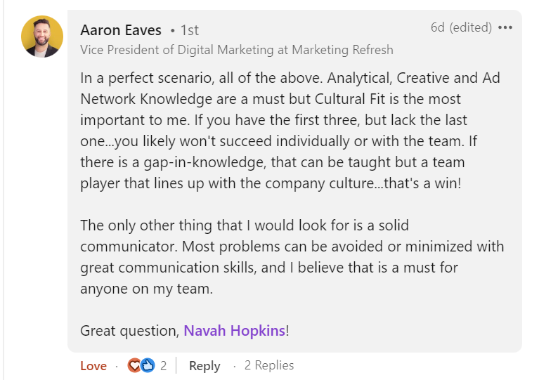 Una captura de pantalla de una publicación de LinkedIn de Aaron Davies que analiza la importancia del ajuste cultural, las habilidades individuales y la comunicación en equipo en el marketing de una agencia de PPC.  La publicación tiene reacciones y un comentario de pregunta por parte de Navah.