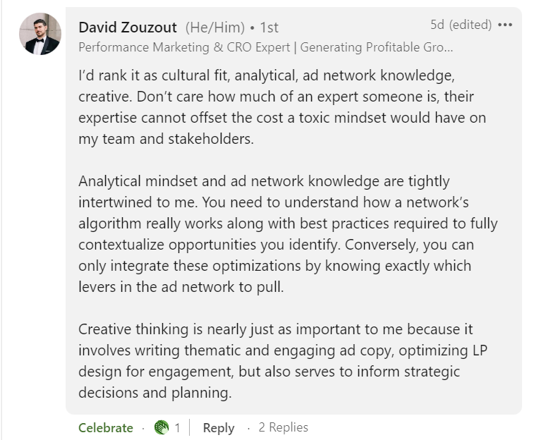 La imagen muestra una publicación de LinkedIn de David Zebrout que contiene texto que analiza la importancia de integrar el conocimiento de la red de PPC con optimizaciones intermedias para generar un crecimiento rentable.